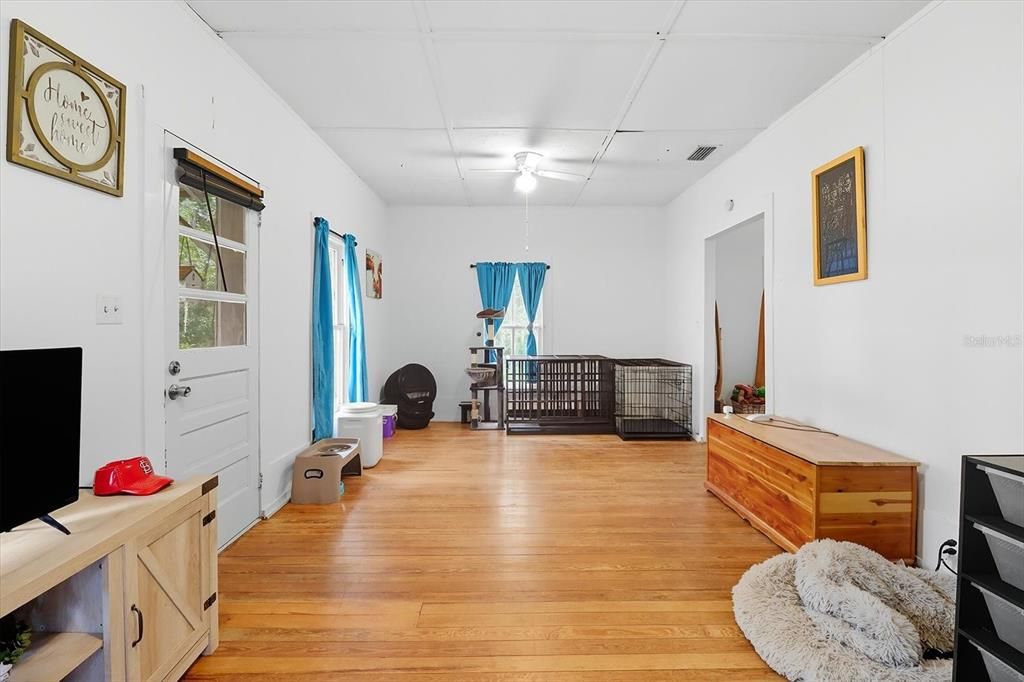 Active With Contract: $149,900 (2 beds, 1 baths, 952 Square Feet)