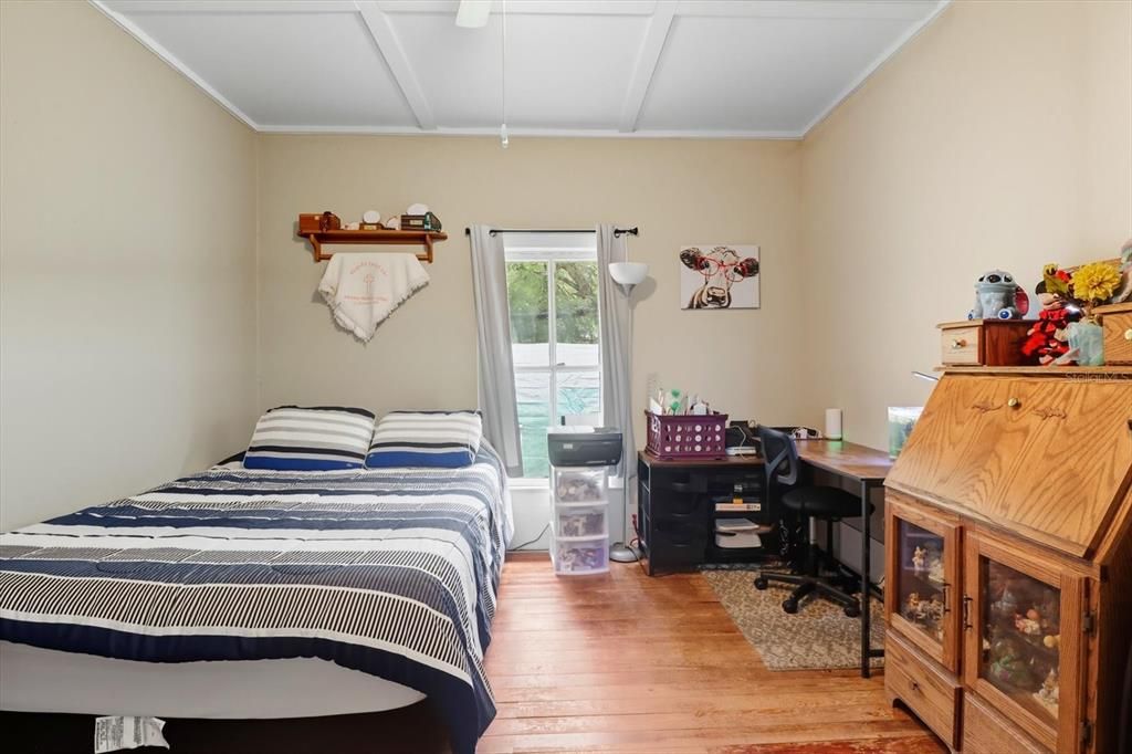 Active With Contract: $149,900 (2 beds, 1 baths, 952 Square Feet)