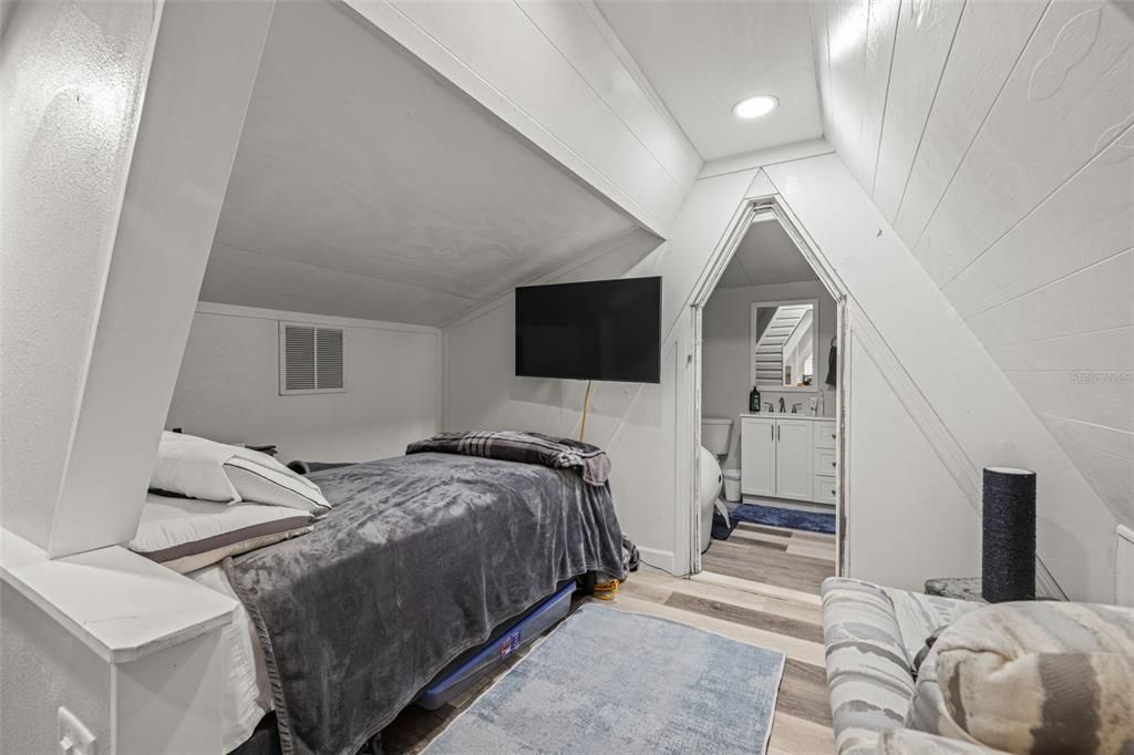 待售: $430,000 (2 贝兹, 1 浴室, 1071 平方英尺)