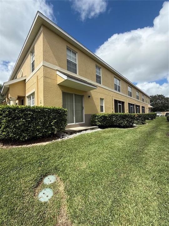 合同活跃: $185,000 (3 贝兹, 2 浴室, 1302 平方英尺)