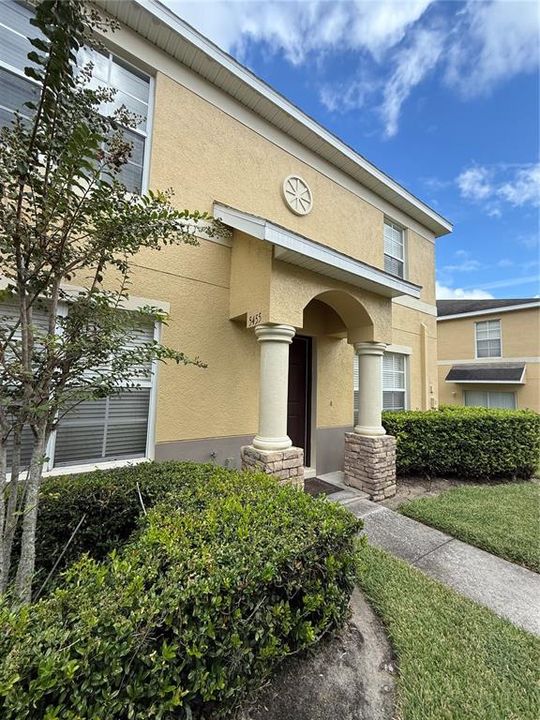 合同活跃: $185,000 (3 贝兹, 2 浴室, 1302 平方英尺)