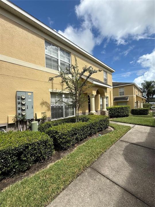 合同活跃: $185,000 (3 贝兹, 2 浴室, 1302 平方英尺)