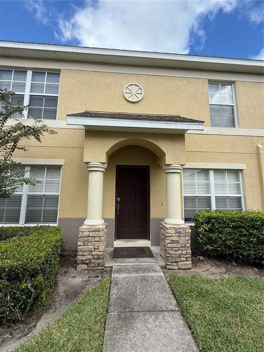 合同活跃: $185,000 (3 贝兹, 2 浴室, 1302 平方英尺)