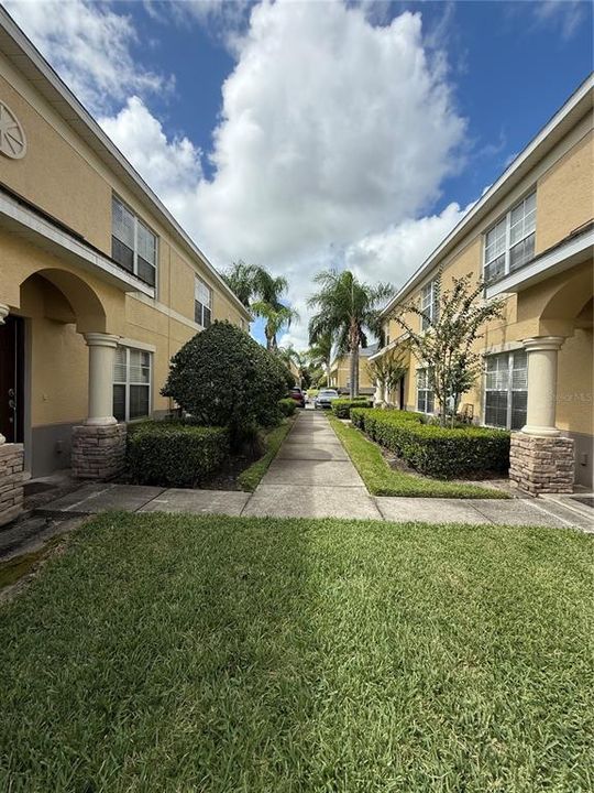 合同活跃: $185,000 (3 贝兹, 2 浴室, 1302 平方英尺)