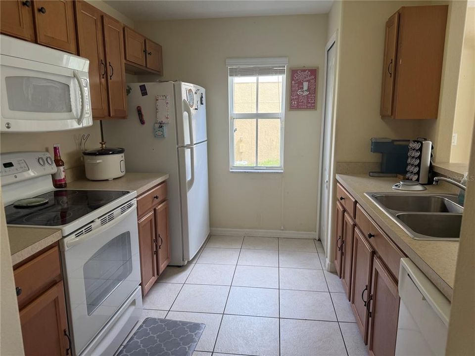 合同活跃: $185,000 (3 贝兹, 2 浴室, 1302 平方英尺)