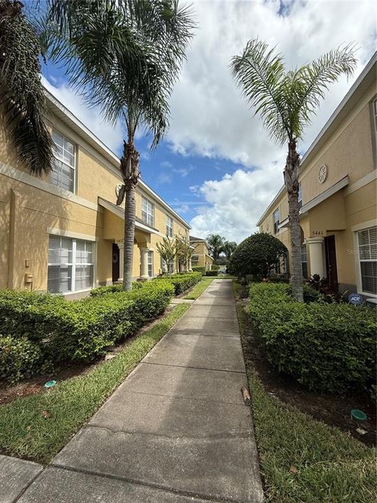 合同活跃: $185,000 (3 贝兹, 2 浴室, 1302 平方英尺)