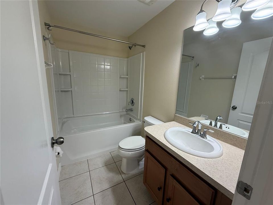 合同活跃: $185,000 (3 贝兹, 2 浴室, 1302 平方英尺)