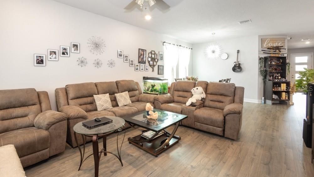 Active With Contract: $380,000 (3 beds, 2 baths, 1620 Square Feet)