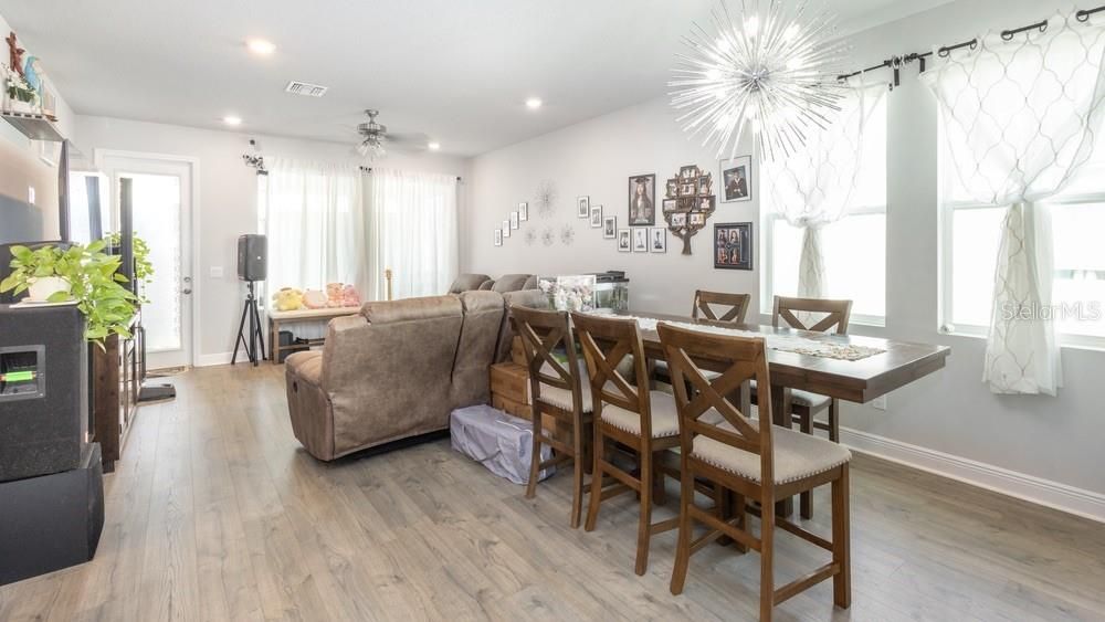 Active With Contract: $380,000 (3 beds, 2 baths, 1620 Square Feet)