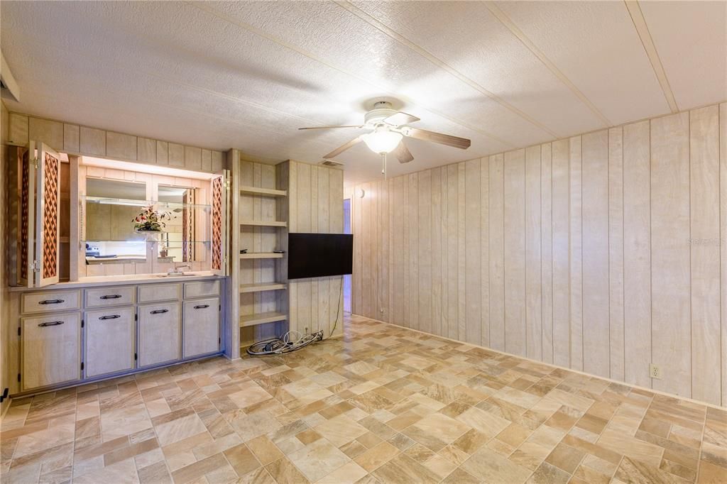 合同活跃: $159,900 (2 贝兹, 2 浴室, 1440 平方英尺)