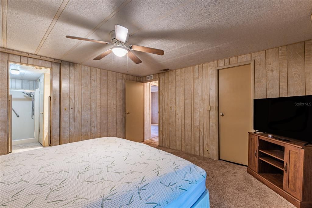 合同活跃: $159,900 (2 贝兹, 2 浴室, 1440 平方英尺)