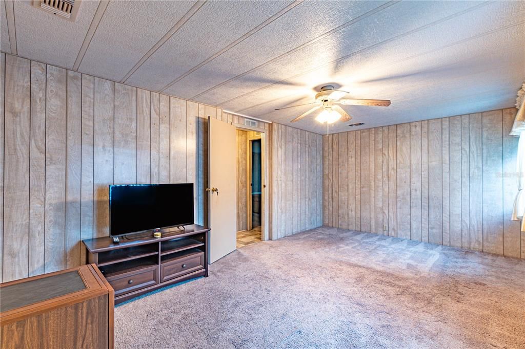 合同活跃: $159,900 (2 贝兹, 2 浴室, 1440 平方英尺)