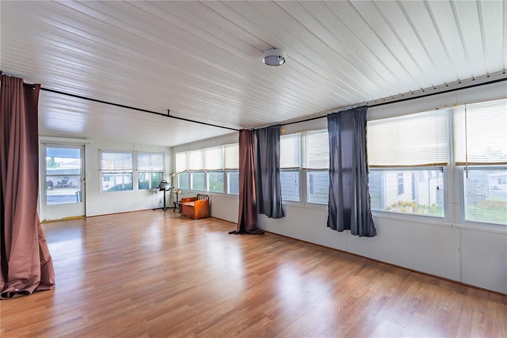 合同活跃: $159,900 (2 贝兹, 2 浴室, 1440 平方英尺)