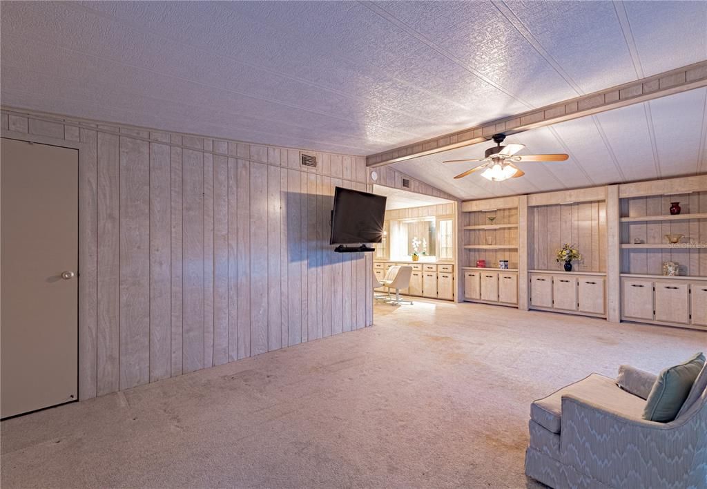 合同活跃: $159,900 (2 贝兹, 2 浴室, 1440 平方英尺)