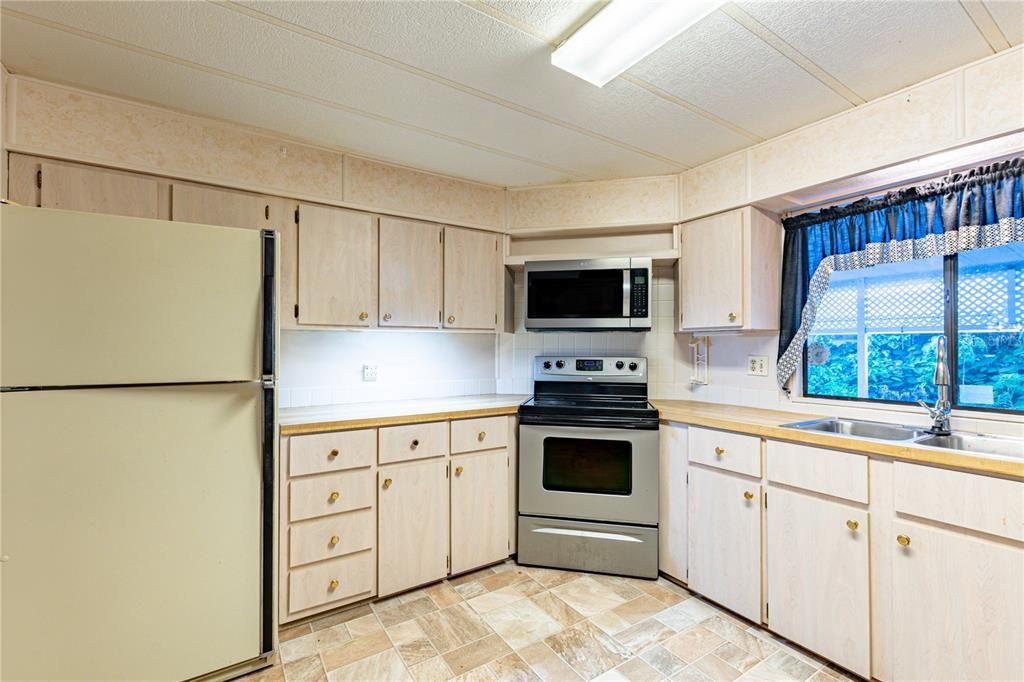 合同活跃: $159,900 (2 贝兹, 2 浴室, 1440 平方英尺)