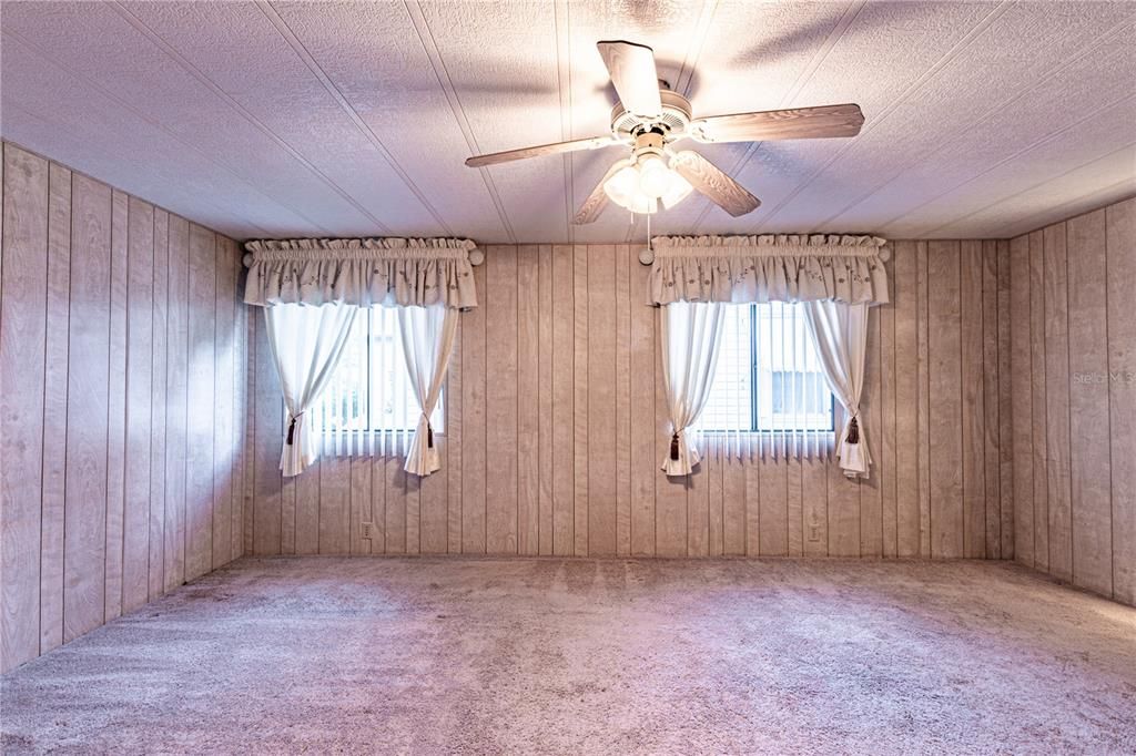 合同活跃: $159,900 (2 贝兹, 2 浴室, 1440 平方英尺)