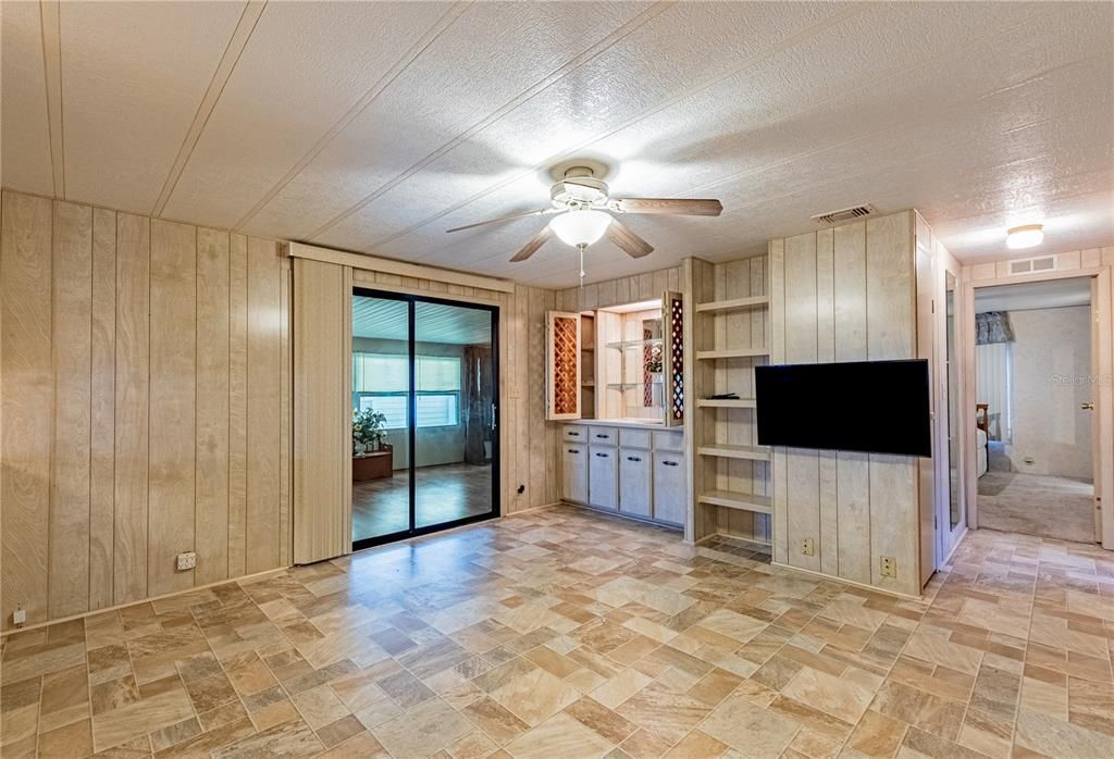 合同活跃: $159,900 (2 贝兹, 2 浴室, 1440 平方英尺)