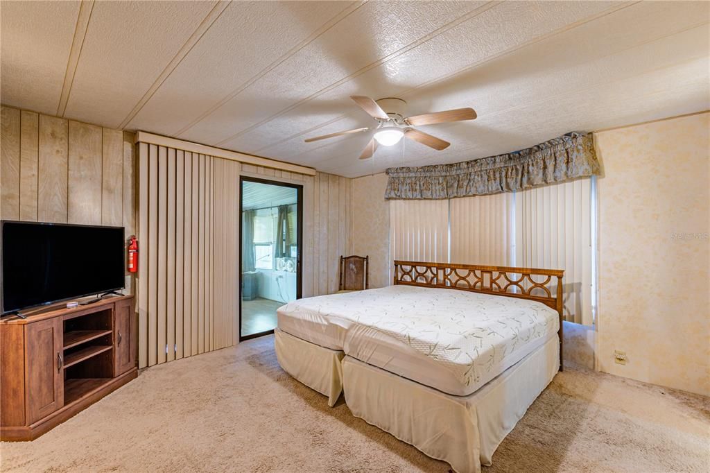 合同活跃: $159,900 (2 贝兹, 2 浴室, 1440 平方英尺)