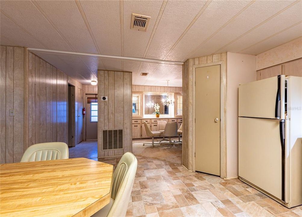 合同活跃: $159,900 (2 贝兹, 2 浴室, 1440 平方英尺)