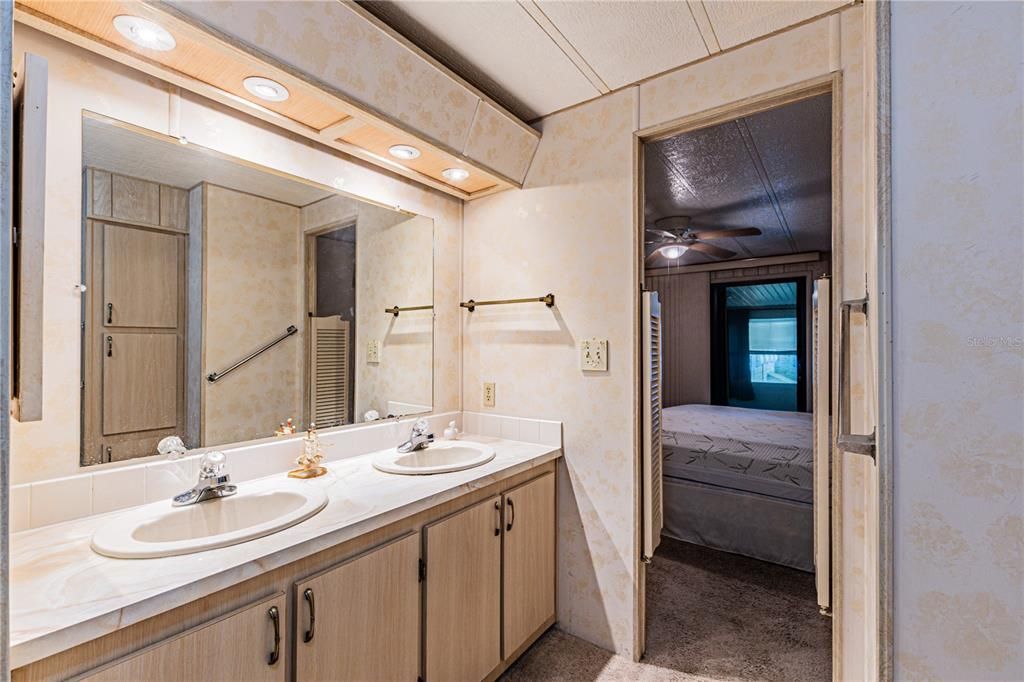 合同活跃: $159,900 (2 贝兹, 2 浴室, 1440 平方英尺)