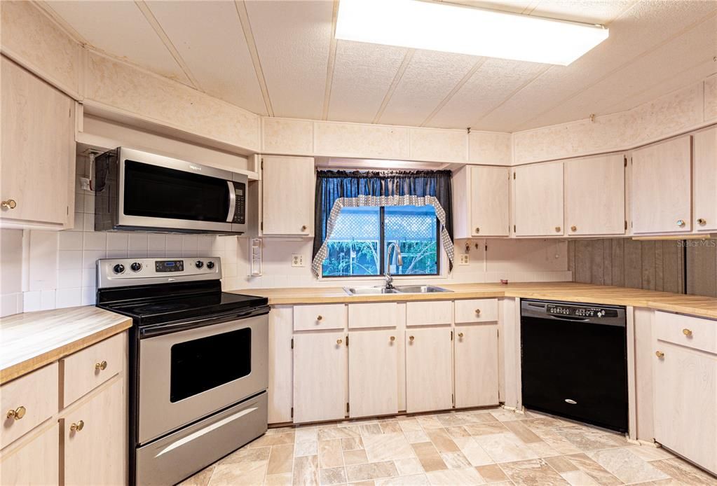 合同活跃: $159,900 (2 贝兹, 2 浴室, 1440 平方英尺)