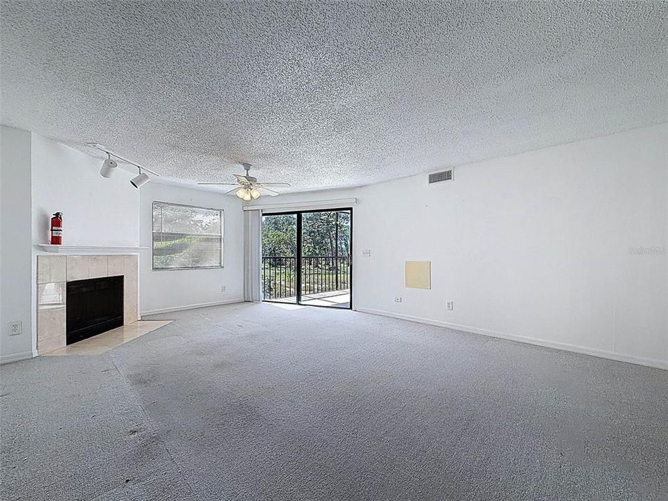 待售: $390,000 (2 贝兹, 2 浴室, 1550 平方英尺)