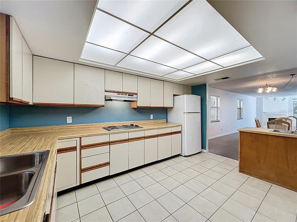 待售: $390,000 (2 贝兹, 2 浴室, 1550 平方英尺)