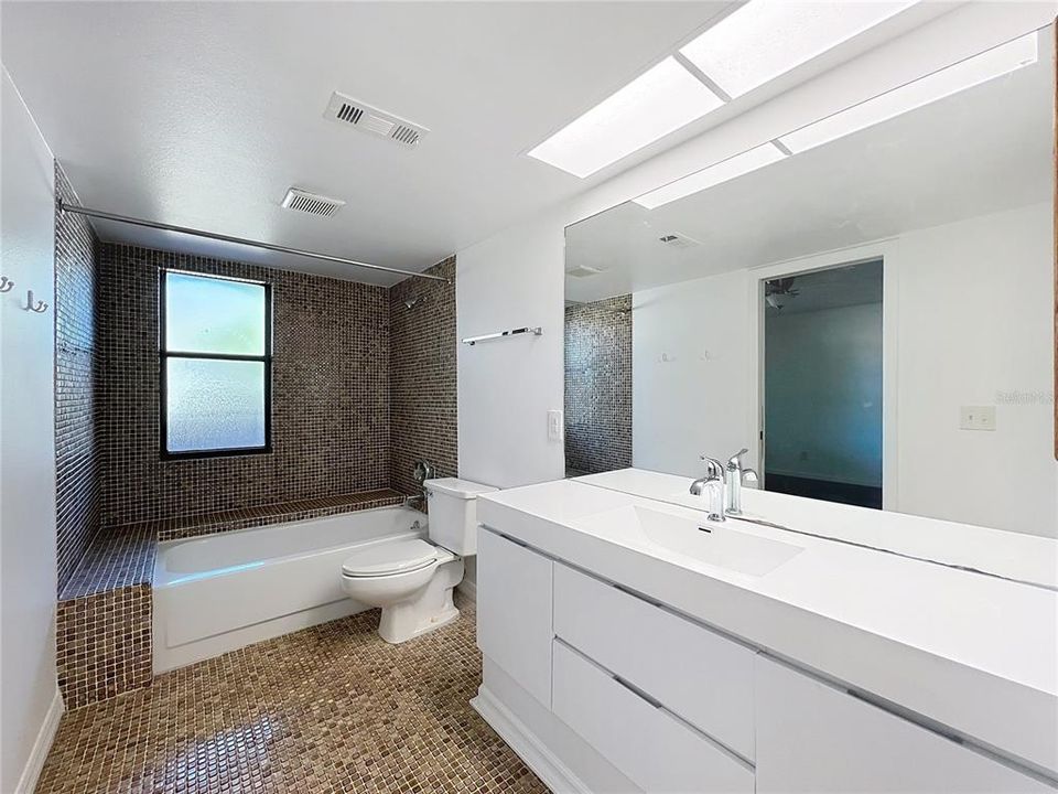 待售: $390,000 (2 贝兹, 2 浴室, 1550 平方英尺)