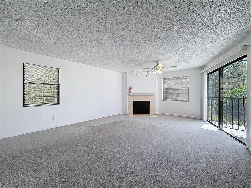 待售: $390,000 (2 贝兹, 2 浴室, 1550 平方英尺)