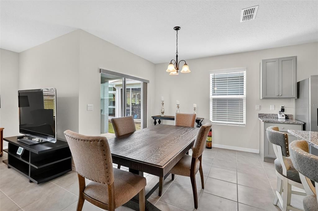 待售: $293,000 (4 贝兹, 2 浴室, 1617 平方英尺)