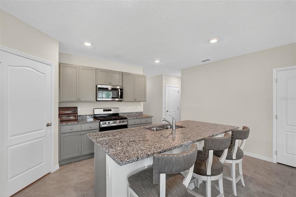 待售: $293,000 (4 贝兹, 2 浴室, 1617 平方英尺)