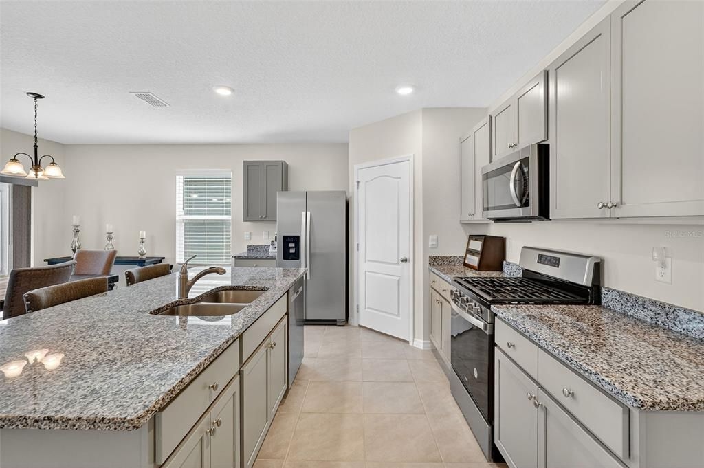 待售: $293,000 (4 贝兹, 2 浴室, 1617 平方英尺)