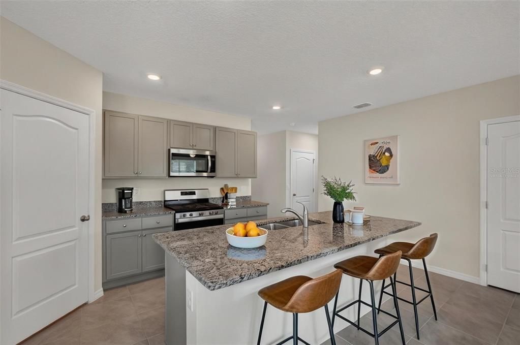 待售: $293,000 (4 贝兹, 2 浴室, 1617 平方英尺)