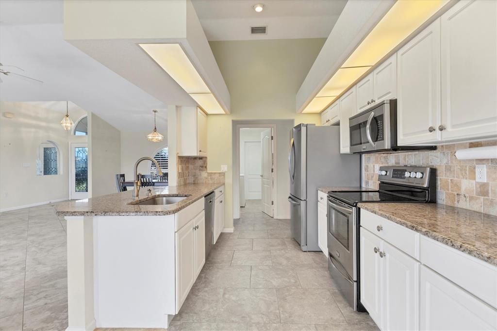 Active With Contract: $287,900 (3 beds, 2 baths, 1652 Square Feet)