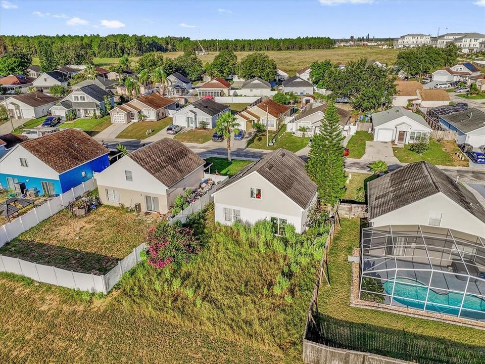 Под контрактом: $250,000 (4 спален, 2 ванн, 1396 Квадратных фут)