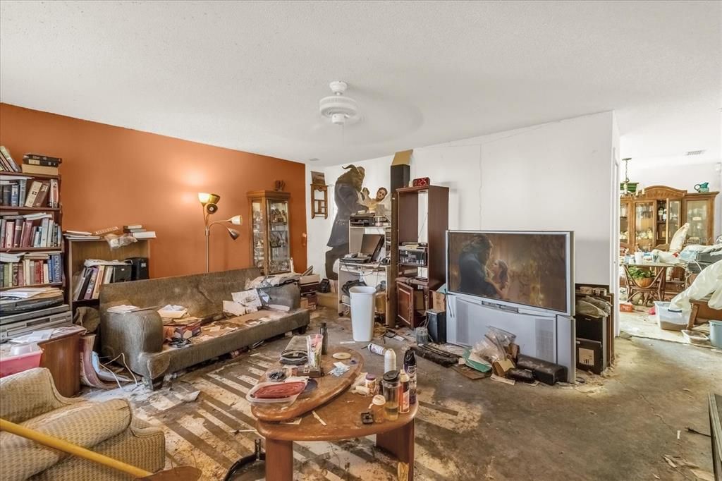 Под контрактом: $250,000 (4 спален, 2 ванн, 1396 Квадратных фут)