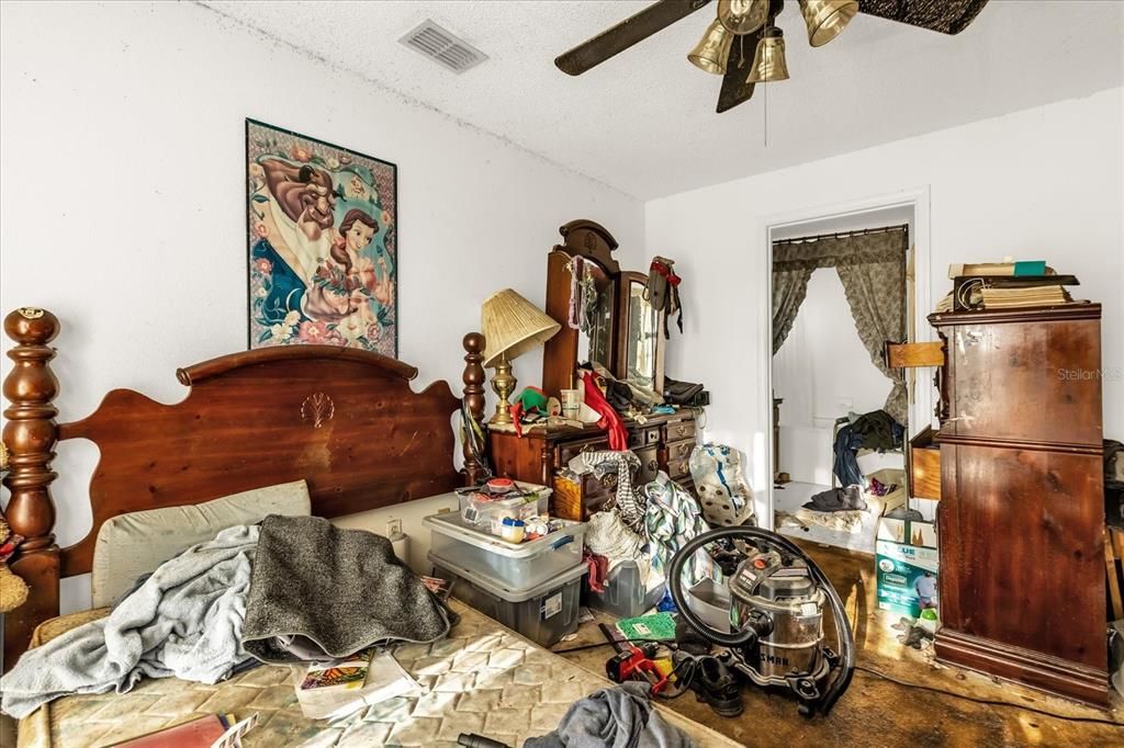 Под контрактом: $250,000 (4 спален, 2 ванн, 1396 Квадратных фут)