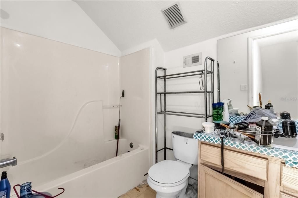 Под контрактом: $250,000 (4 спален, 2 ванн, 1396 Квадратных фут)