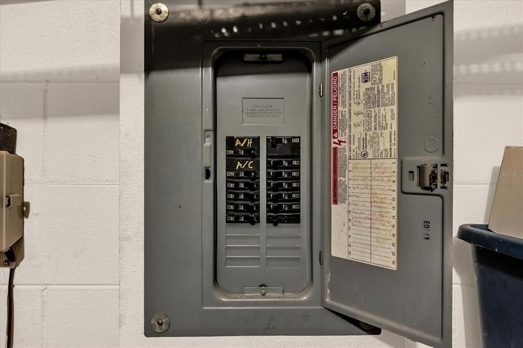 Под контрактом: $250,000 (4 спален, 2 ванн, 1396 Квадратных фут)