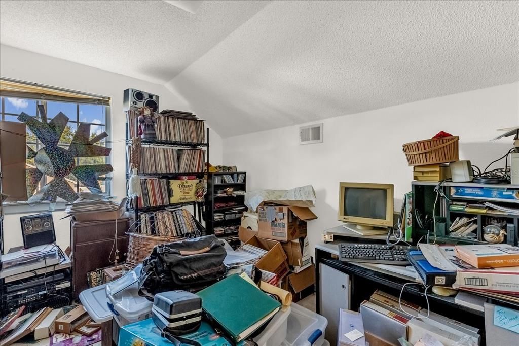 Под контрактом: $250,000 (4 спален, 2 ванн, 1396 Квадратных фут)