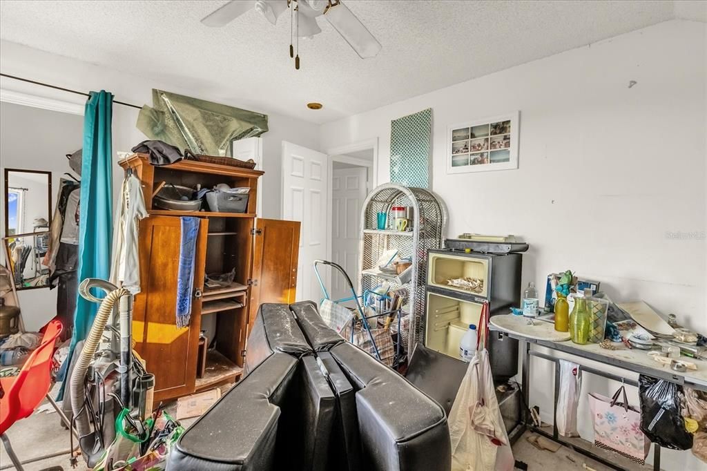 Под контрактом: $250,000 (4 спален, 2 ванн, 1396 Квадратных фут)