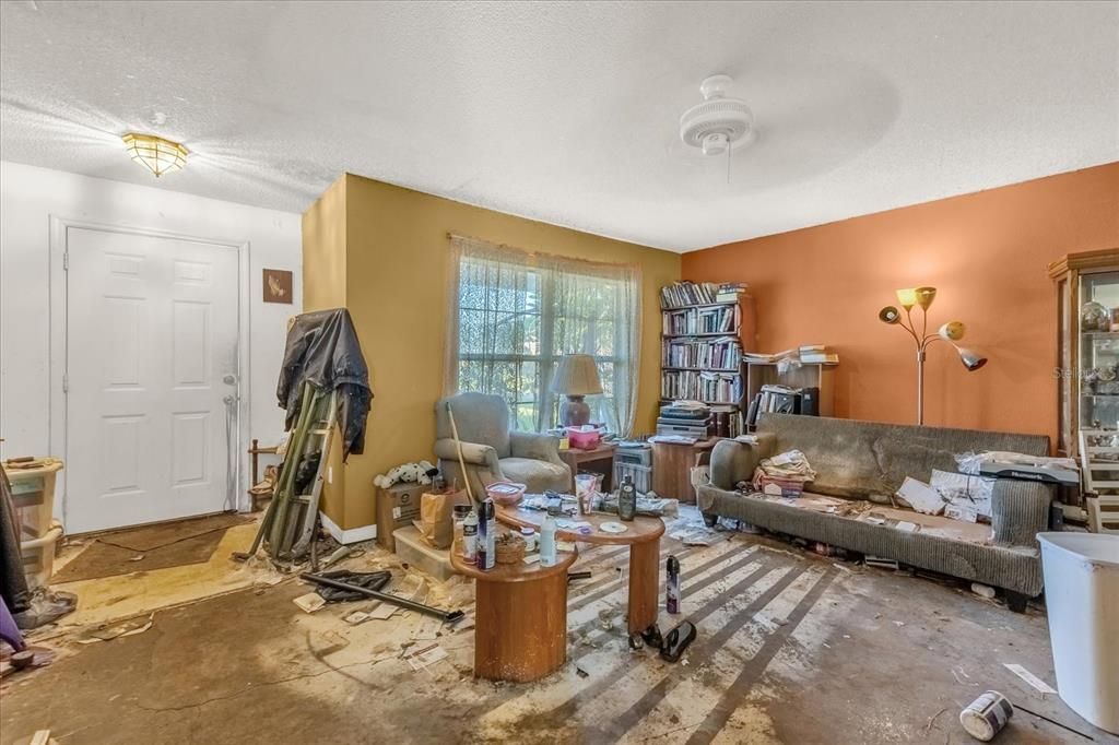 Под контрактом: $250,000 (4 спален, 2 ванн, 1396 Квадратных фут)