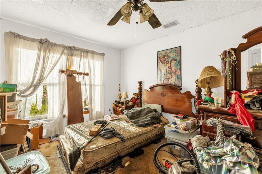 Под контрактом: $250,000 (4 спален, 2 ванн, 1396 Квадратных фут)