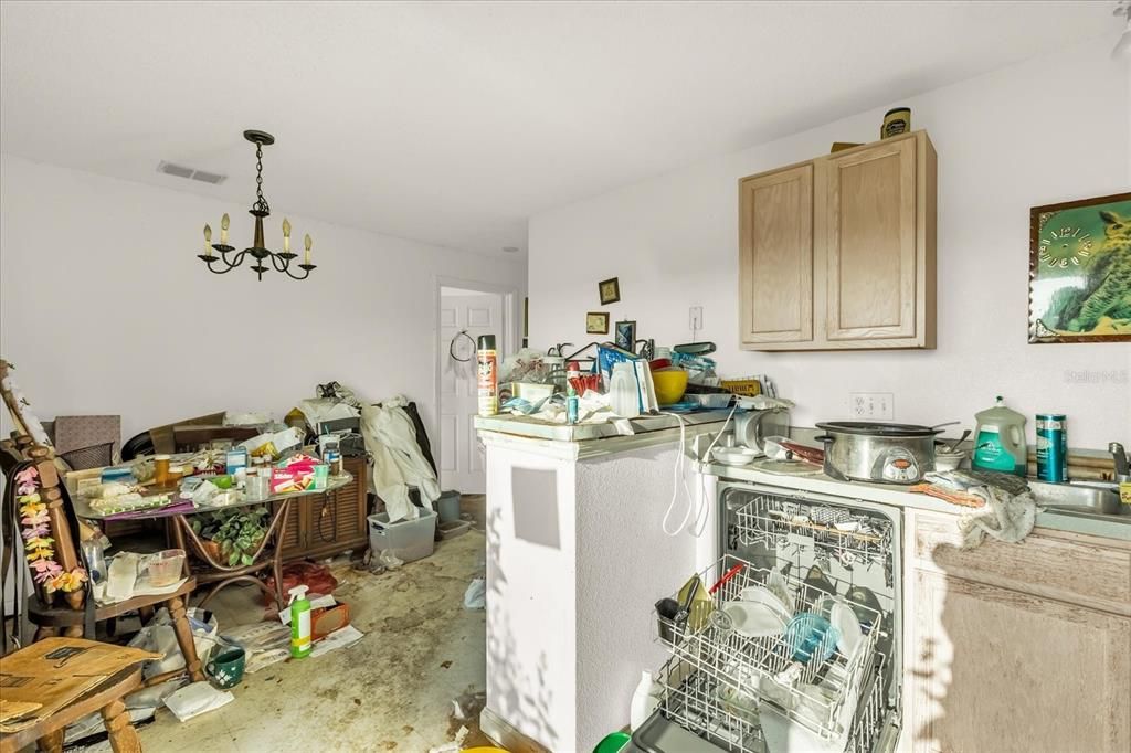 Под контрактом: $250,000 (4 спален, 2 ванн, 1396 Квадратных фут)