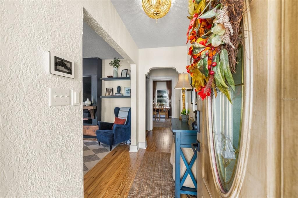 合同活跃: $365,000 (2 贝兹, 1 浴室, 1162 平方英尺)