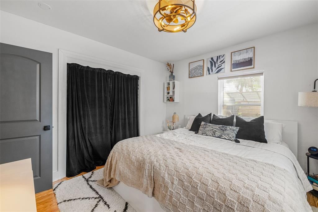 合同活跃: $365,000 (2 贝兹, 1 浴室, 1162 平方英尺)