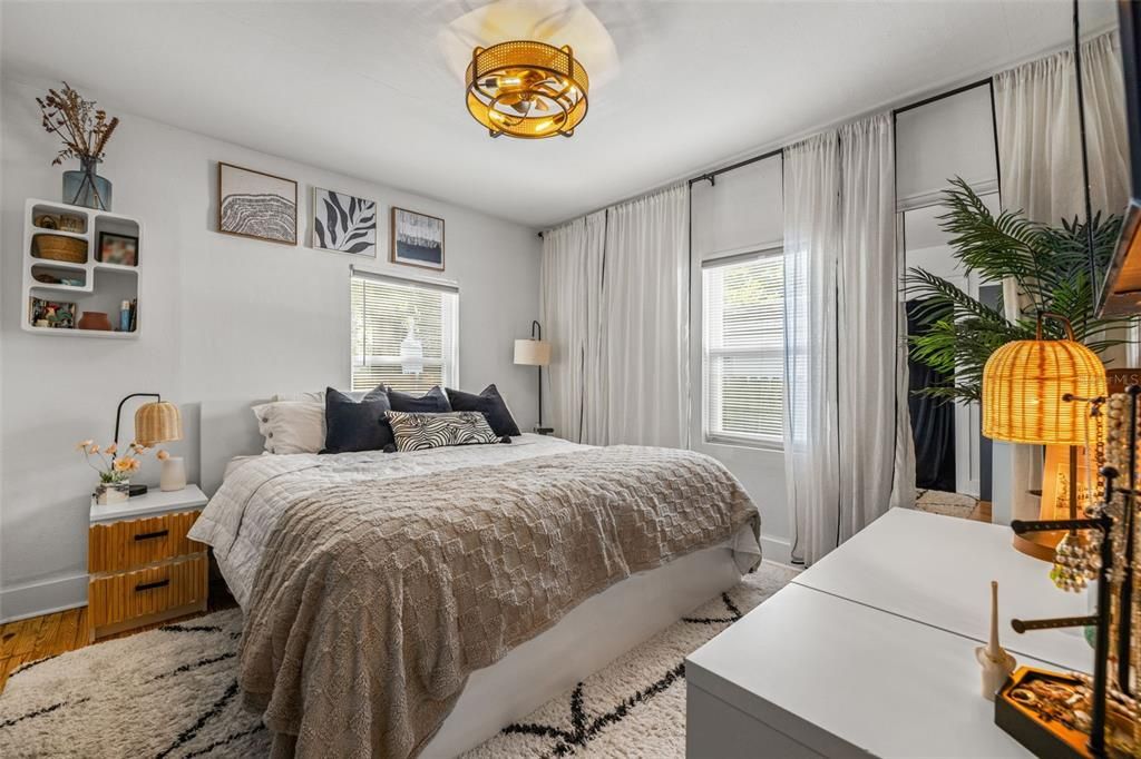 合同活跃: $365,000 (2 贝兹, 1 浴室, 1162 平方英尺)