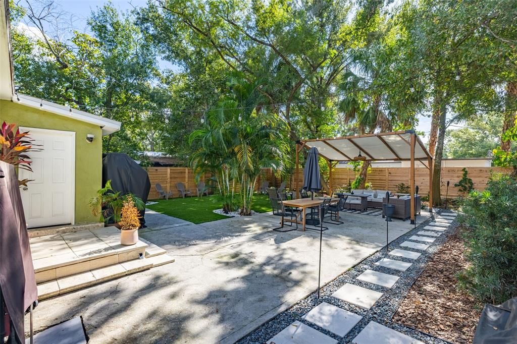 合同活跃: $365,000 (2 贝兹, 1 浴室, 1162 平方英尺)