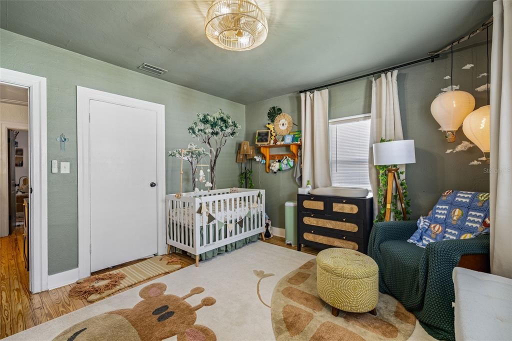 合同活跃: $365,000 (2 贝兹, 1 浴室, 1162 平方英尺)