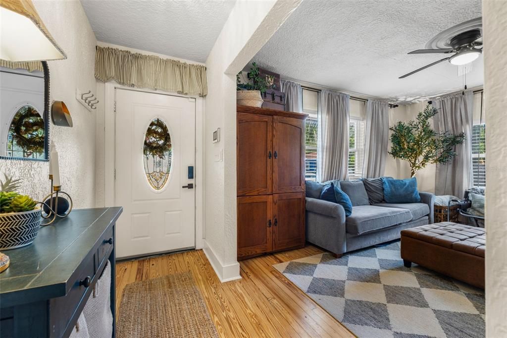 合同活跃: $365,000 (2 贝兹, 1 浴室, 1162 平方英尺)